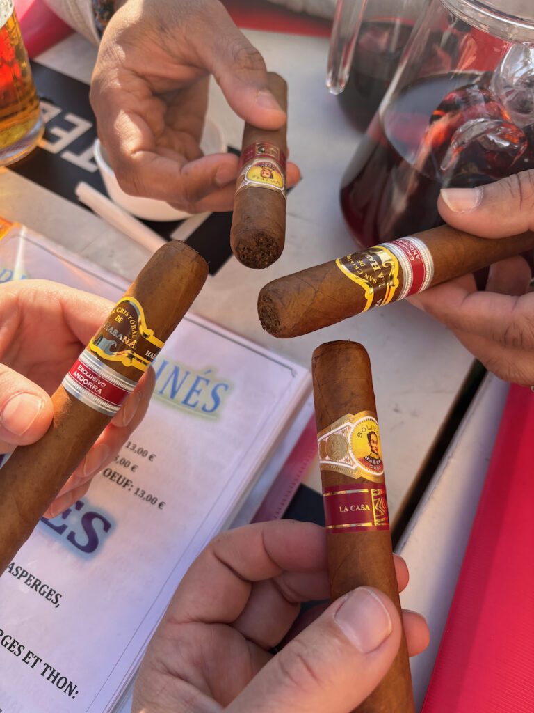 Quatre personnes à table. Deux Bolivar Libertador et deux San Cristobal de la Habana Magnifico
