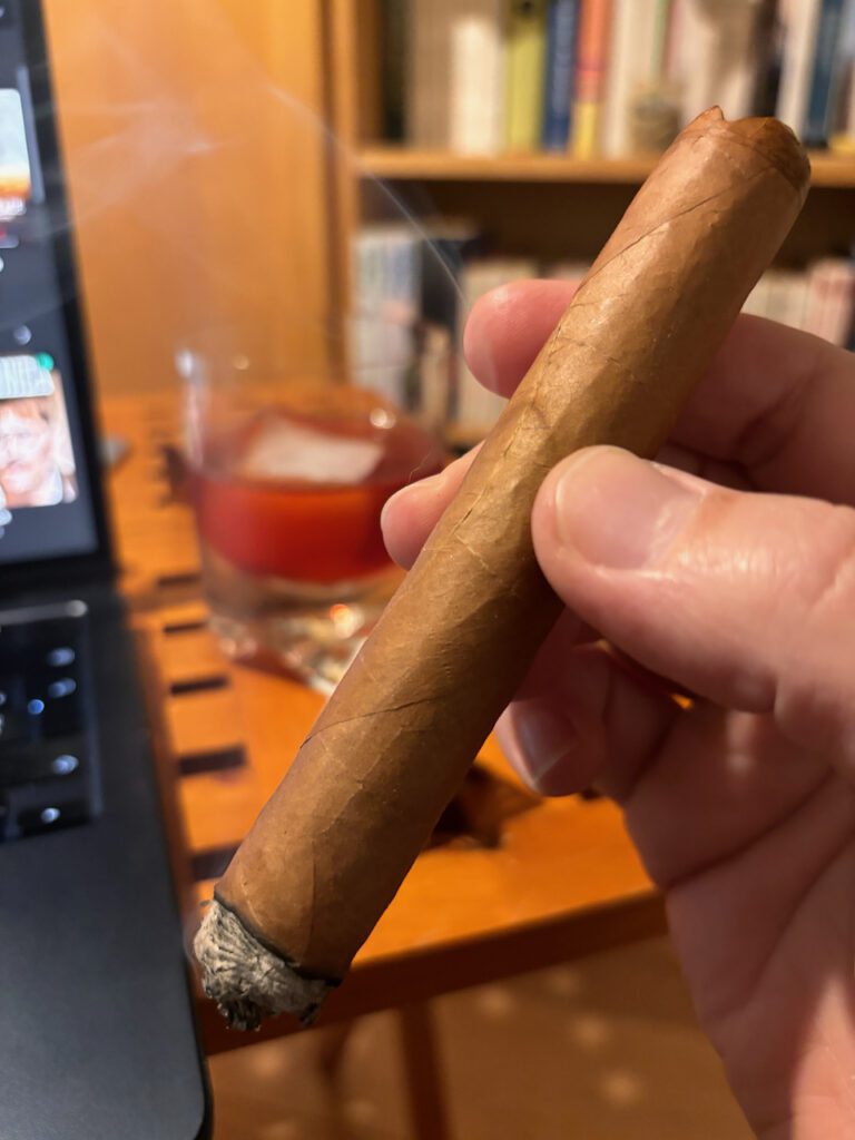 Cigare robusto devant un cocktail