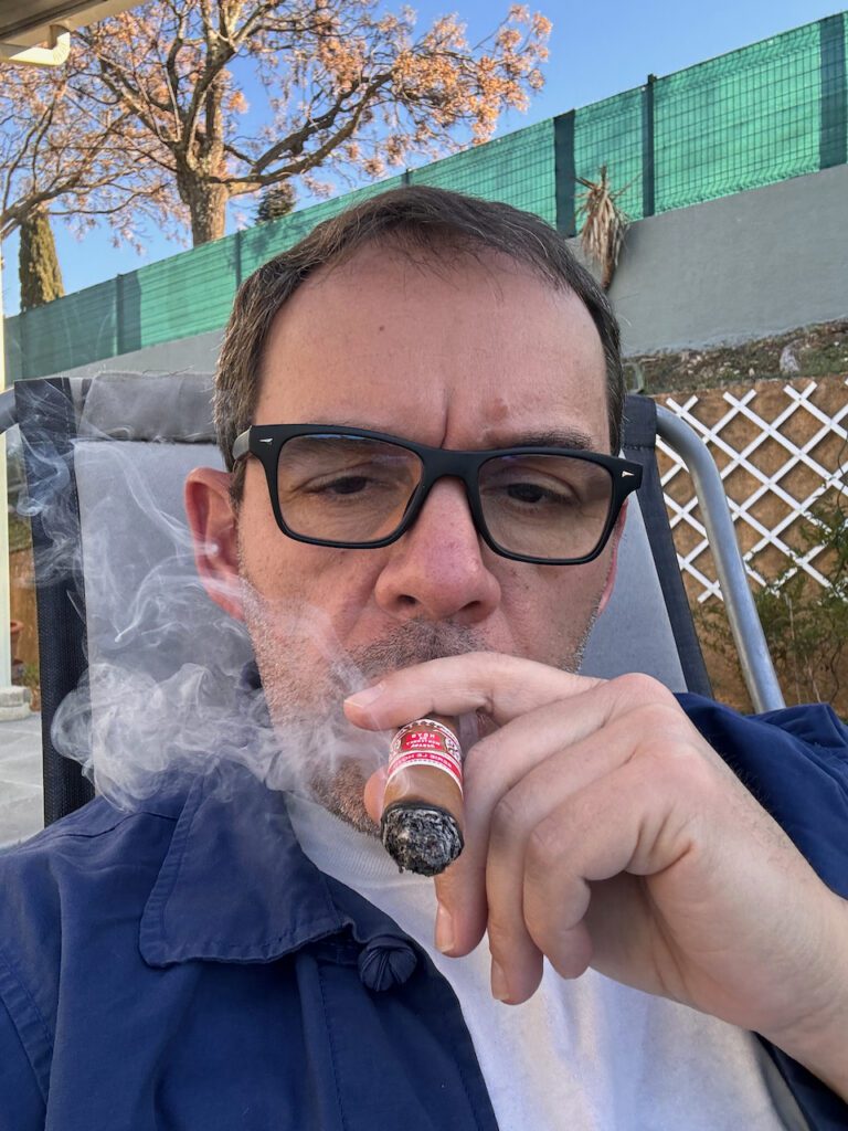Zdeubeu fume un cigare "Le Hoyo de San Juan"